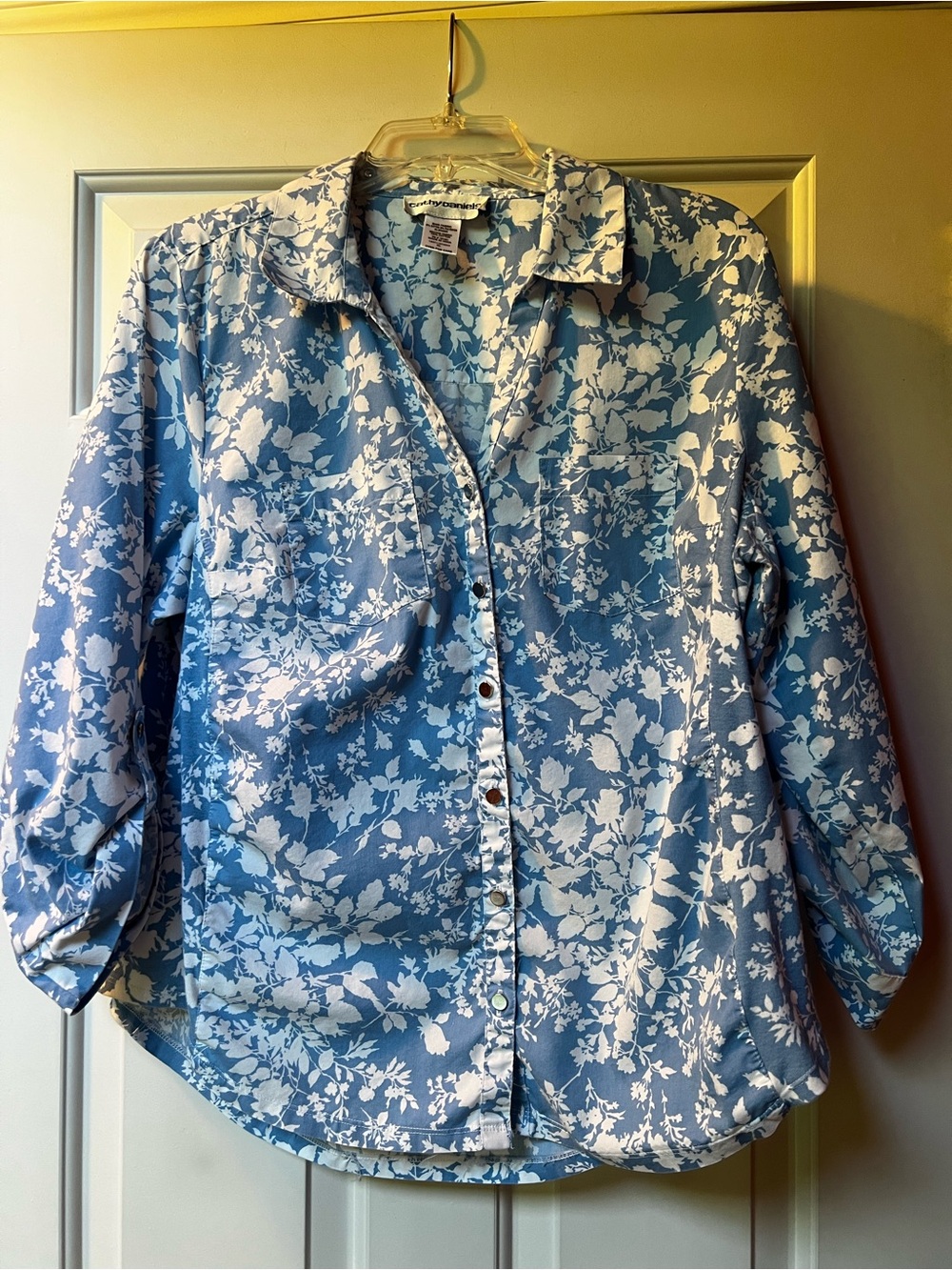 Cathy Daniels Blue and White Floral Button-Front Top